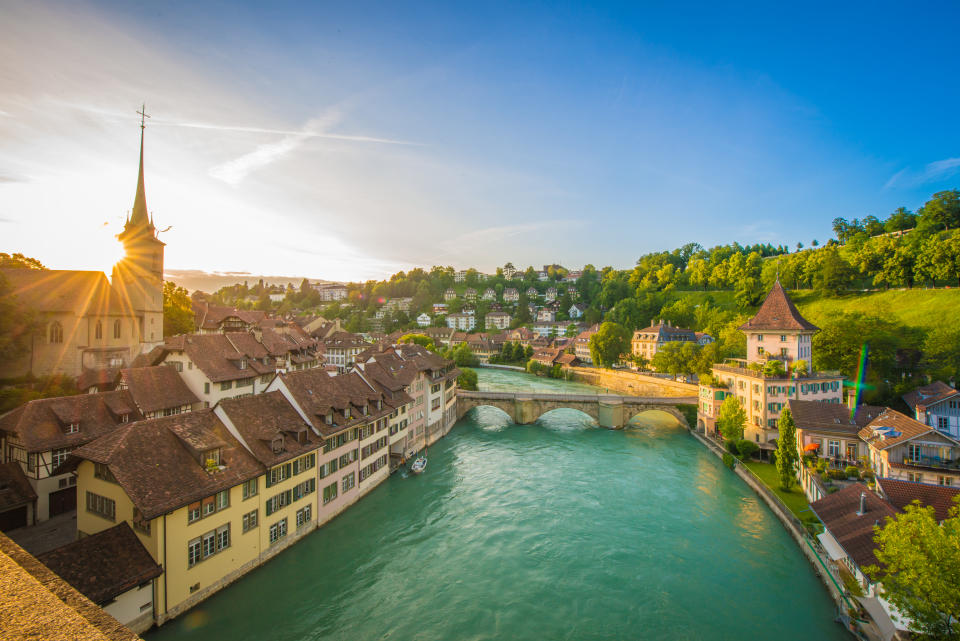 Huitième en 2018, la Suisse est le pays préféré des expatriés en 2019. Sans surprise, les salaires élevés sont particulièrement appréciés. Rappelons que Genève vient d'instaurer <a href="https://fr.finance.yahoo.com/actualites/suisse-geneve-salaire-minimum-le-plus-eleve-du-monde-144645429.html" data-ylk="slk:le SMIC "le plus élevé du monde";elm:context_link;itc:0;sec:content-canvas;outcm:mb_qualified_link;_E:mb_qualified_link;ct:story;" class="link  yahoo-link">le SMIC "le plus élevé du monde"</a>.