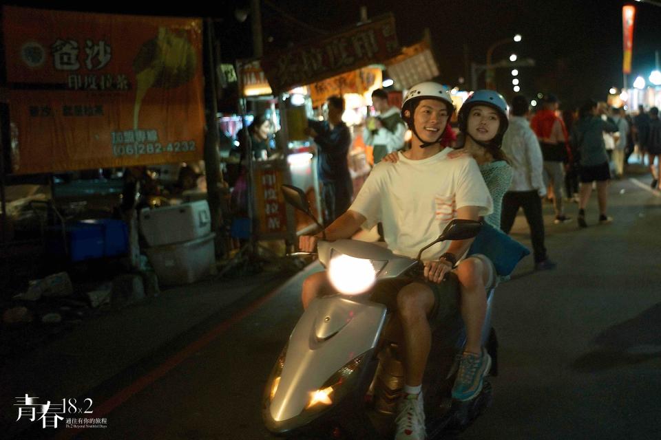 Jimmy騎車第一次載Ami，就是去台南歷史最悠久的夜市「武聖夜市」。圖片來源：翻滾吧男孩電影有限公司
