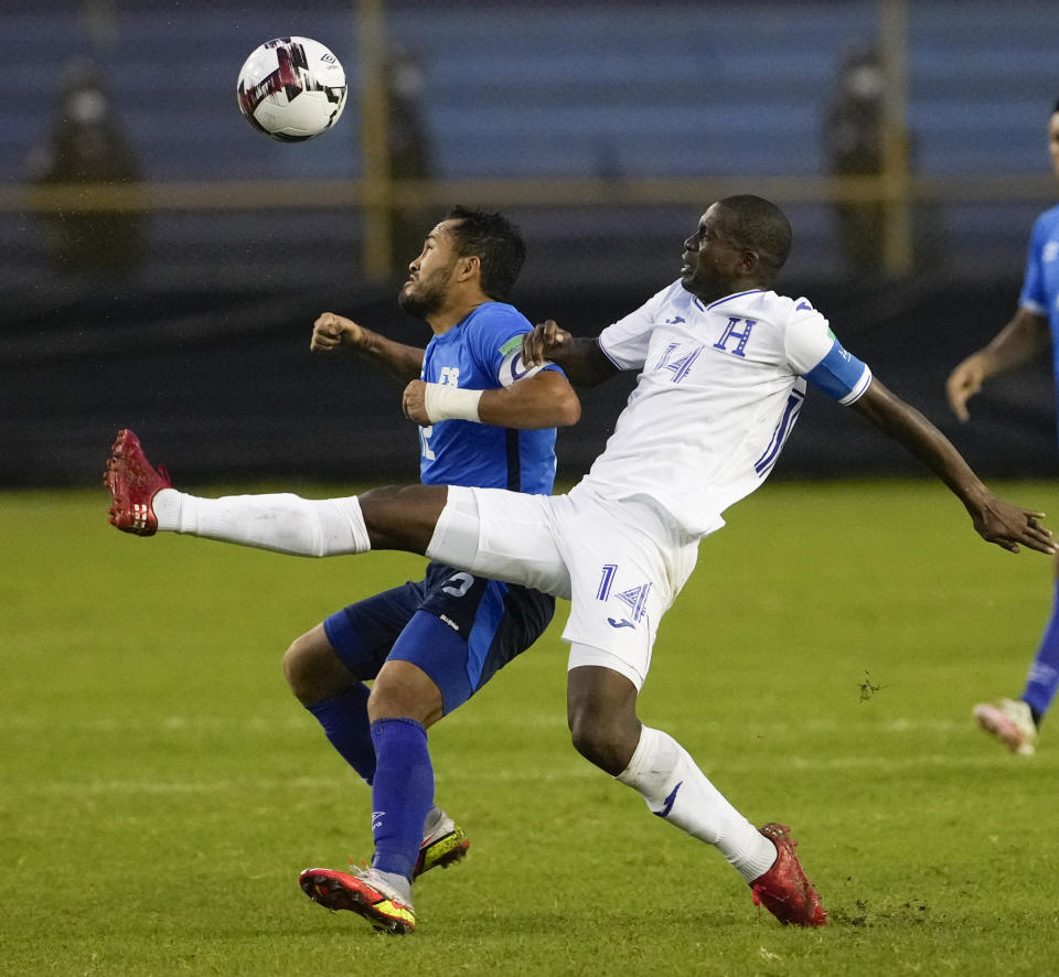 El salvadoreño Marvin Monterroza, a la izquierda, y el hondureño Boniek Garci, pelean por el balón durante un partido por la segunda fecha del octagonal final de la CONCACAF a la Copa Mundial de la FIFA Qatar 2022, en el estadio Cuscatlán de San Salvador, El Salvador, el domingo 5 de septiembre de 2021. (AP Foto/Moisés Castillo)