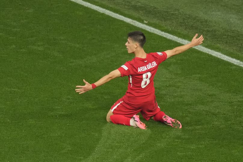 Arda Güler, jugador del Real Madrid de 19 años, celebra el 2-1 de Turquía contra Georgia. 