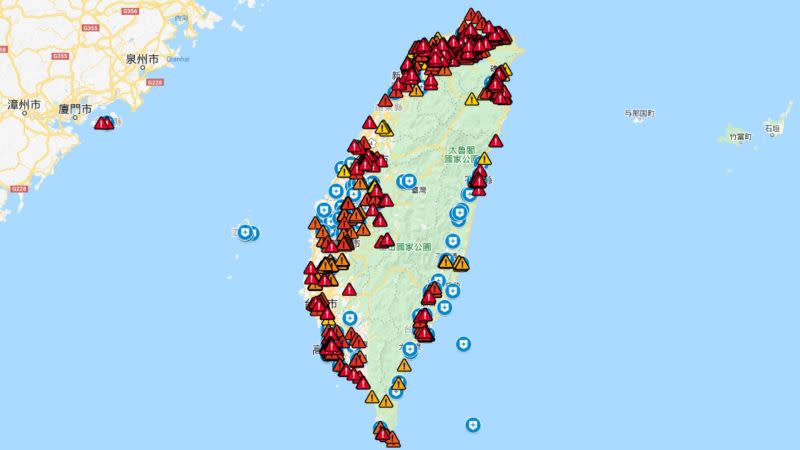 ▲網友自製的全台確診足跡地圖，三角型的示警圖，更是塞爆全台。（圖／翻攝Google Map）