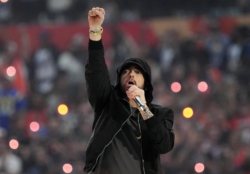 ARCHIVO - Eminem durante su presentación en el espectáculo de medio tiempo del Super Bowl de la NFL entre los Rams de Los Angeles y los Bengals de Cincinnati el 13 de febrero de 2022 en Inglewood, California. El rapero fue incorporado al Salón de la Fama del Rock & Roll. (Foto AP/Ted S. Warren, archivo)