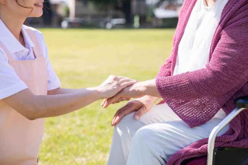 ▲有位媳婦全心照料婆婆17年，卻在母親節聽到對方「冷血一句話」，讓她瞬間看透人心。（示意圖，非當事人／翻攝photoAC）