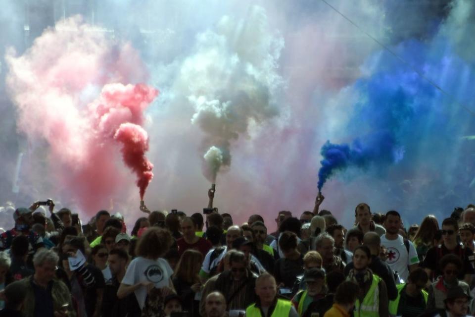 Syndicalistes, autonomes, gilets jaunes, écologistes… Un cocktail éclectique d’organisations et de collectifs se mobilisent à l’occasion de la Fête du Travail, le 1er-Mai. À Paris et dans de nombreuses villes de France, dans un contexte tendu par plus six mois de crise sociale, plus de 164 000 personnes défilent dans les rues. Une fois encore, les black blocs sont de sortie et affrontent les forces de l’ordre. Bilan : plusieurs scooters brûlés, des magasins vandalisés, et 380 interpellations (dont 250 gardes à vue, essentiellement à Paris). Une dernière tempête avant un retour progressif au calme.