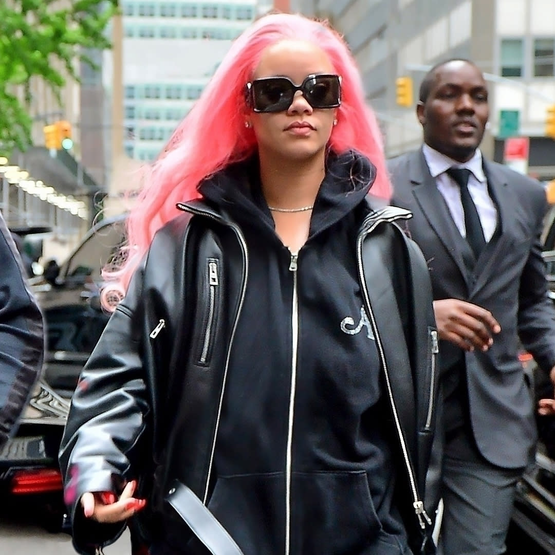  Rihanna leaves for Miami with a head of pink hair to prepare for the 2024 Met Gala. 