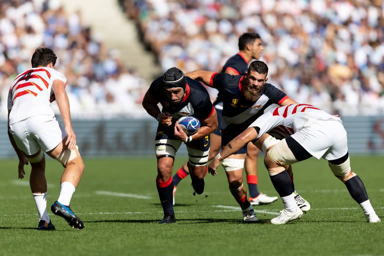 Marcos Kremer apoya la embestida de Tomás Lavanini con la pelota en la victoria de los Pumas sobre Japón