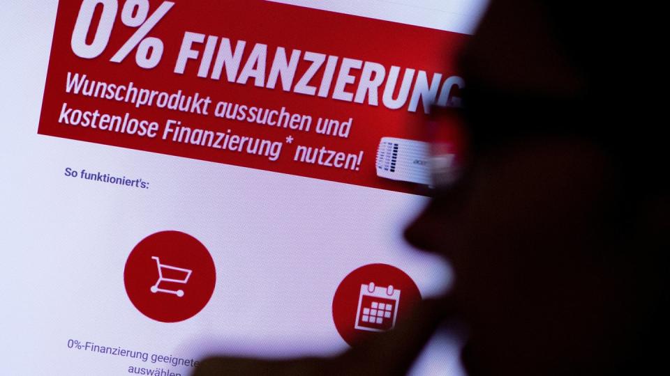 Verbraucherschützer sehen Null-Prozent-Finanzierungen kritisch: Zahlt der Kunde die Raten nicht rechtzeitig zurück, kann dies teuer werden.