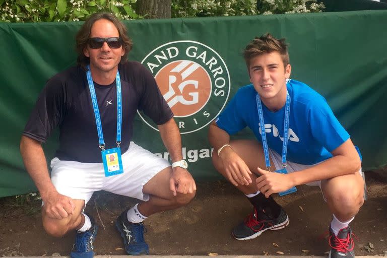 Gustavo Merbilhaa junto a Tomás Etcheverry en Roland Garros 2016; el platense jugó en juniors y cayó en primera ronda