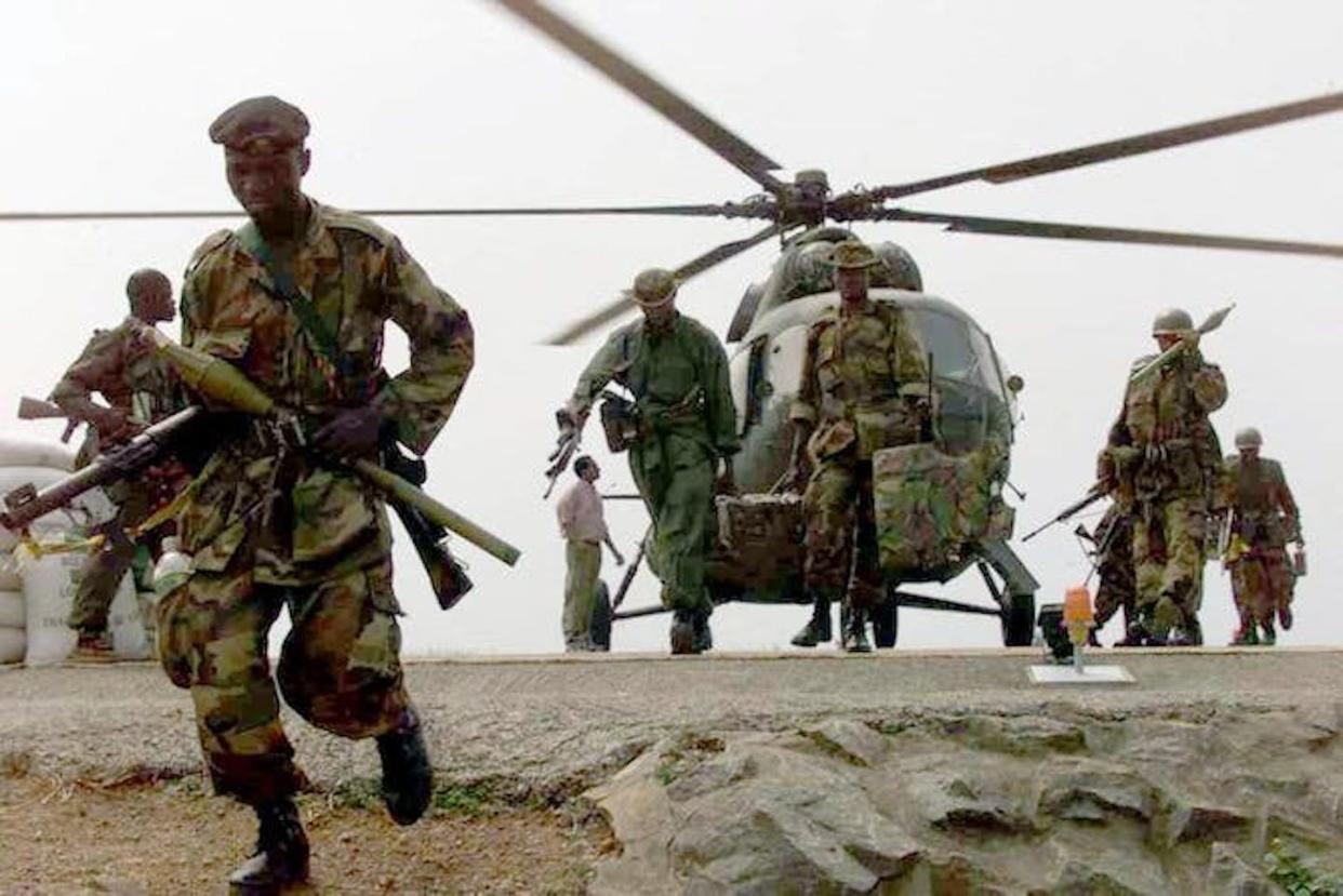 Des artilleurs de la Cedeao, dirigés par le Nigeria, atterrissent par hélicoptère le 10 janvier 1999 à Freetown. Jean-Philippe Ksiazek/AFP via Getty Images