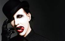 Wem sollte man es zutrauen, wenn nicht ihm? Vor allem in den späten 90-ern und frühen 2000-ern glaubten viele Fans und auch Kritiker, Marilyn Manson habe sich ein paar Rippen entfernen lassen, um mit sich selbst Oralverkehr haben zu können. Dieser war wohl einer der am weitesten verbreiteten und absurdesten Manson-Mythen überhaupt. (Bild: ARTE F)