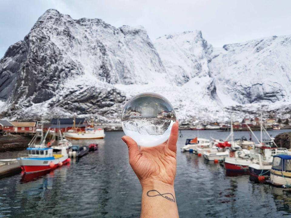 <p>Gefertigt wird der „Lensball“ aus einem K9-Kristall. Der ultraklare Kristall wird sonst unter anderem für Linsen und Brillengläser genutzt. (Bild: Caters) </p>