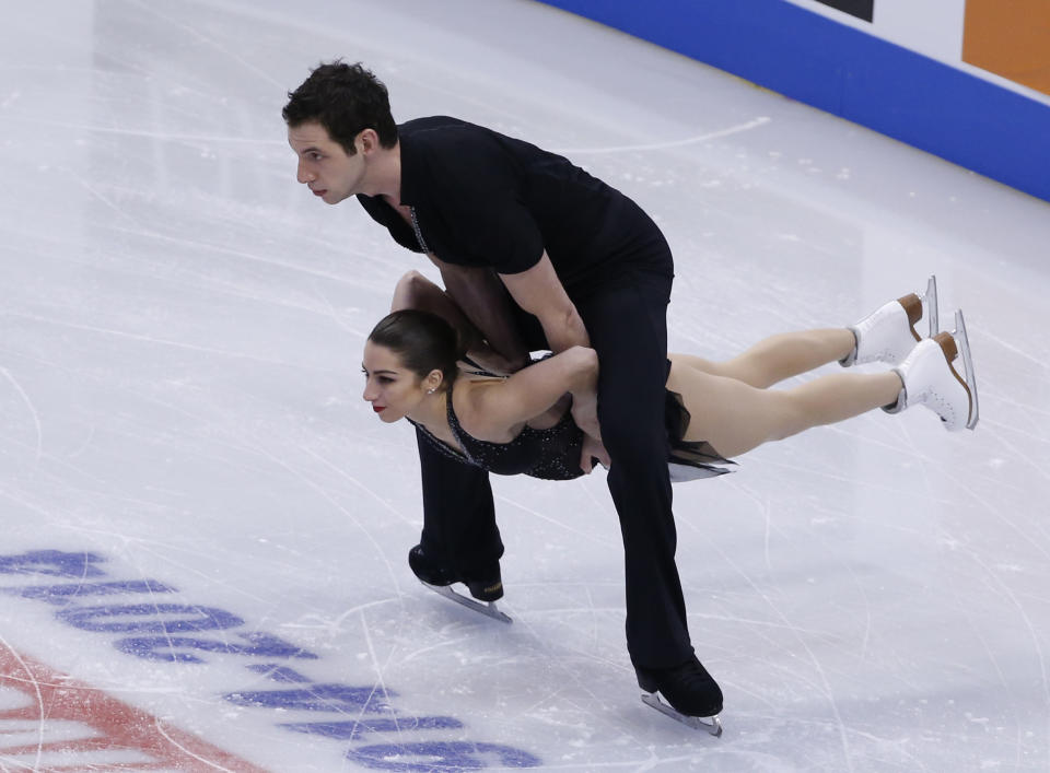 Marissa Castelli and Simon Shnapir skate during the pairs short program at the U.S. Figure Skating Championships in Boston, Thursday, Jan. 9, 2014. (AP Photo/Elise Amendola)