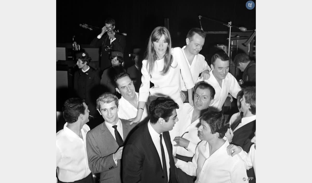 Françoise Hardy est portée en triomphe par Les Compagnons de la chanson, en présence d'Enrico Macias et de Marcel Amont, le 28 octobre 1965 après un concert à l'Olympia à Paris - AFP