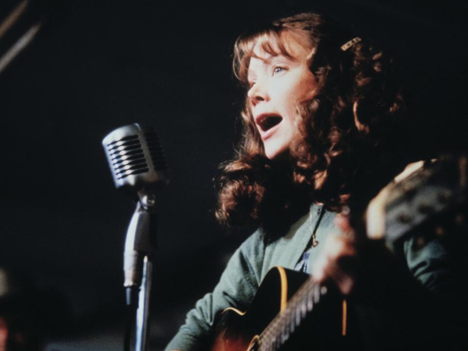 sissy spacek as Loretta Lynn singing into a microphone