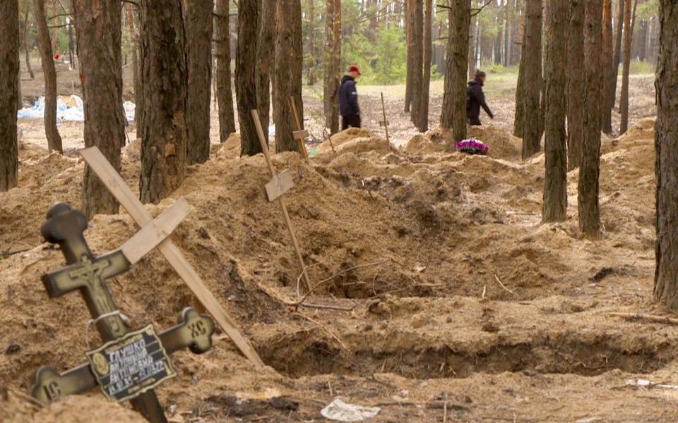 Frische Gräber sind nur eines von vielen Schreckensbildern, die seit einem Jahr aus der Ukraine kommen.  (Bild: SWR)