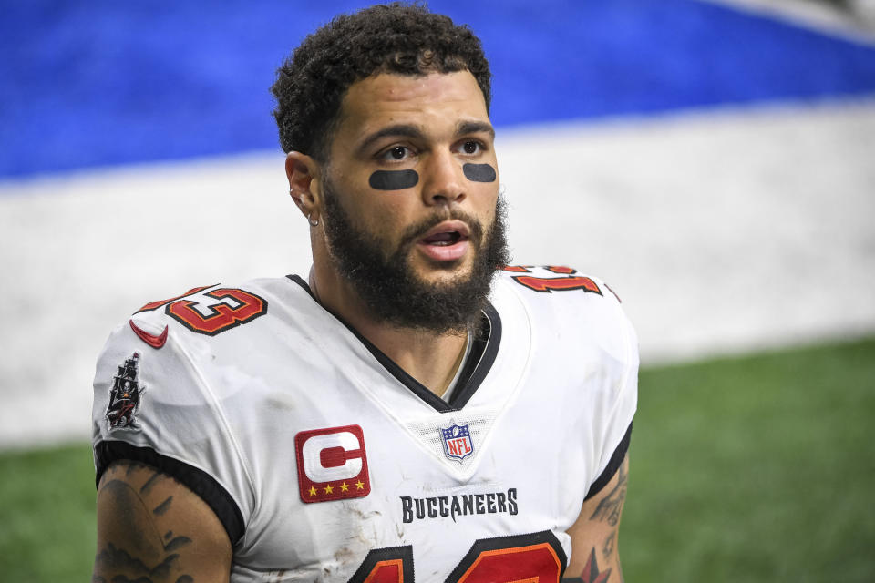 Helmetless Mike Evans in a white Buccaneers jersey