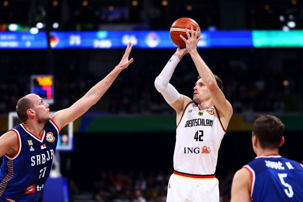 Die deutsche Basketball-Nationalmannschaft um Andreas Obst (Mitte) entschied die Partie gegen Serbien am Sonntagnachmittag für sich und wurde Weltmeister. (Bild: 2023 Getty Images/Yong Teck Lim)