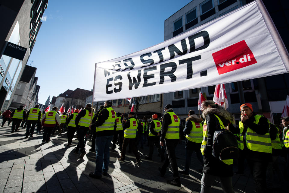 Im Tarifkonflikt zwischen der Gewerkschaft Verdi und den privaten Busfirmen sind auch Busfahrer in einen Warnstreik getreten. (Bild: Fabian Sommer/dpa)