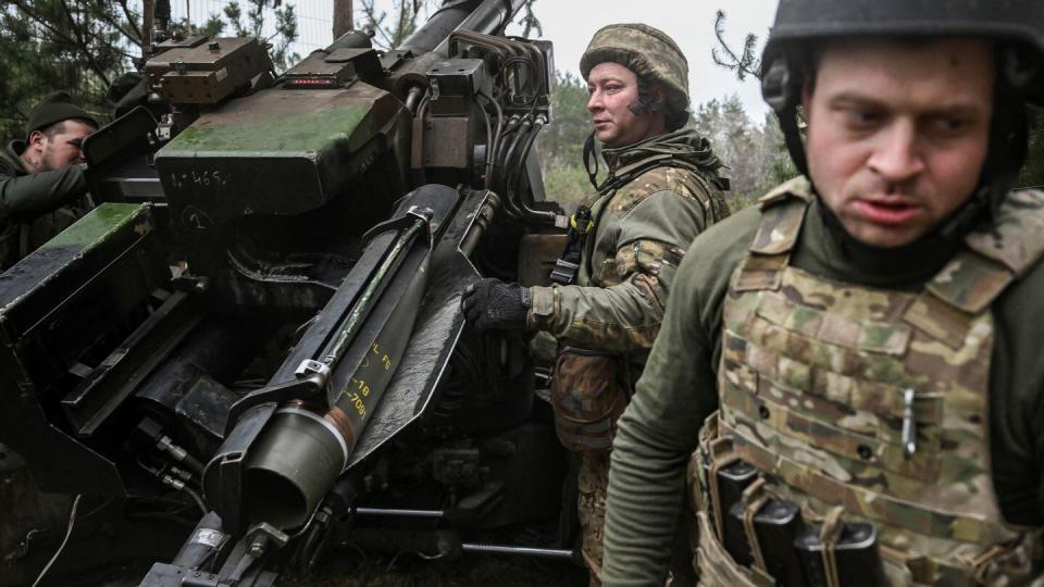 Ukrainian servicemen load a French TRF-1 155mm weapon prior to firing at Russian positions on March 27, 2023, amid the Russian invasion of Ukraine. (Aris Messinis/AFP via Getty Images)