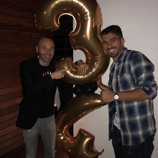 Andrés Iniesta es pleno festejo con su amigo Luis Suárez. <a href="https://www.instagram.com/andresiniesta8/?hl=en" rel="nofollow noopener" target="_blank" data-ylk="slk:Foto: Andrés Iniesta /Instagram;elm:context_link;itc:0;sec:content-canvas" class="link ">Foto: Andrés Iniesta /Instagram</a>