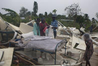 <p>Una familia intenta salvar sus pocas pertenencias en un campamento de damnificados del terremoto del 2010, en Port-au-Prince, Haiti, que fue destruido por la tormenta tropical Isaac este sábado 25 de agosto de 2012, (AP Photo/Dieu Nalio Chery)</p>