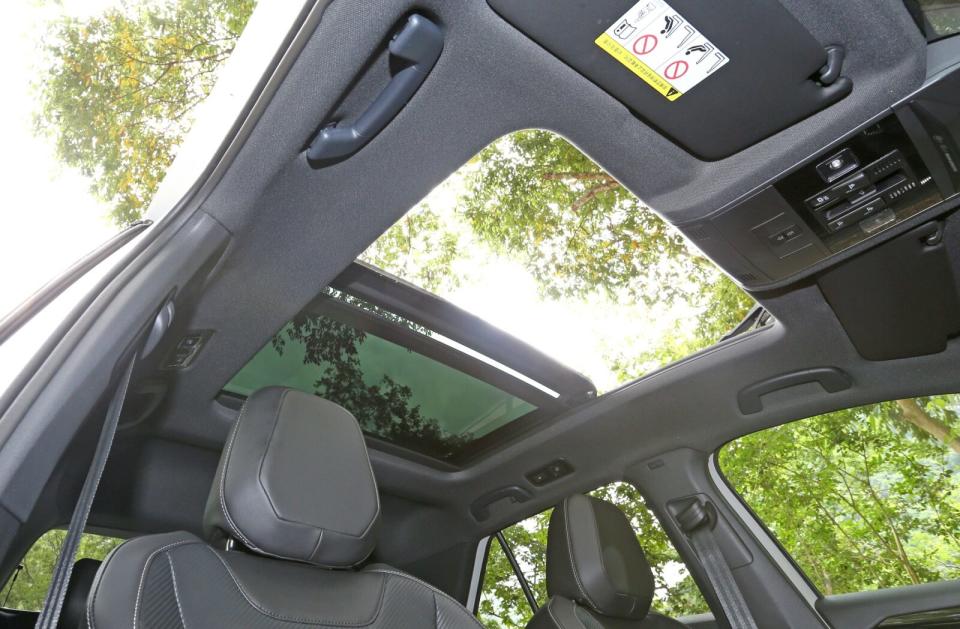 為車艙帶來開闊且明亮視覺感受的全景式電動玻璃天窗，為330 TSI以上車型的專屬標配。