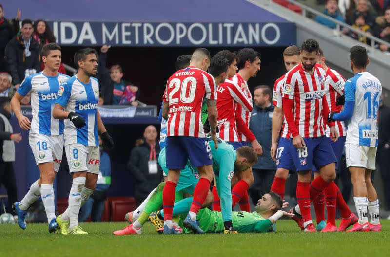 Iván Cuéllar, guardameta del Leganés, es empujado al suelo tras ser expulsado por el árbitro Antonio Mateu Lahoz en el estadio Wanda Metropolitano en Madrid