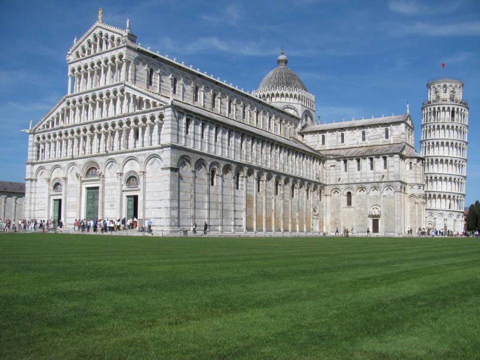 La Torre de Pisa, “todavía inclinada”  rodeada por la Catedral y el Bautisterio.