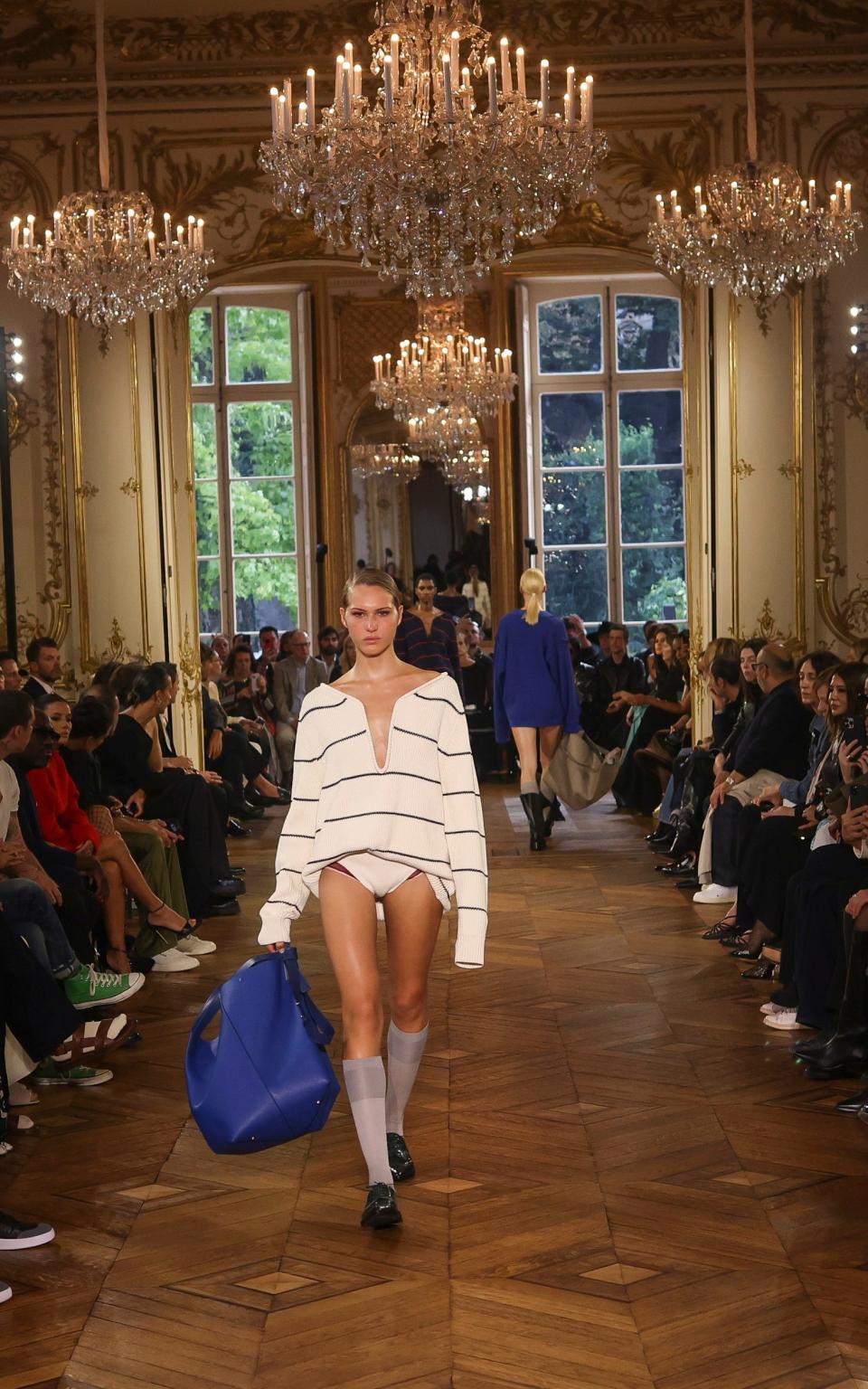 דוגמנית לובשת יצירה לקולקציית אופנת הנשים של ויקטוריה בקהאם לאביב/קיץ 2024 שהוצגה ביום שישי 29 בספטמבר 2023 בפריז