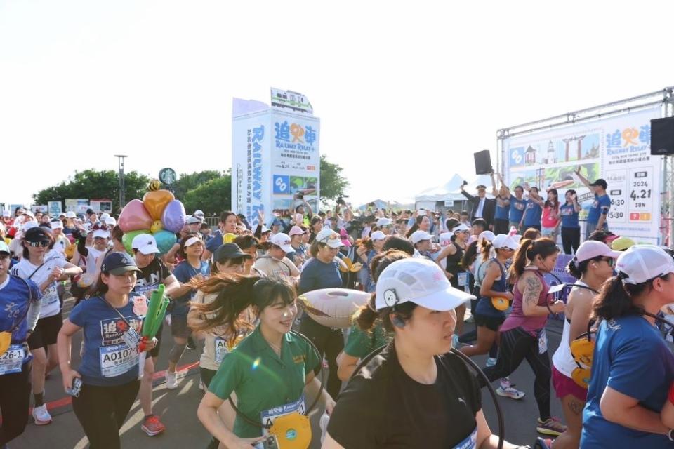 《圖說》第9屆新北市鐵道馬拉松接力賽今日於貢寮、雙溪熱力開跑。〈關旅局提供〉