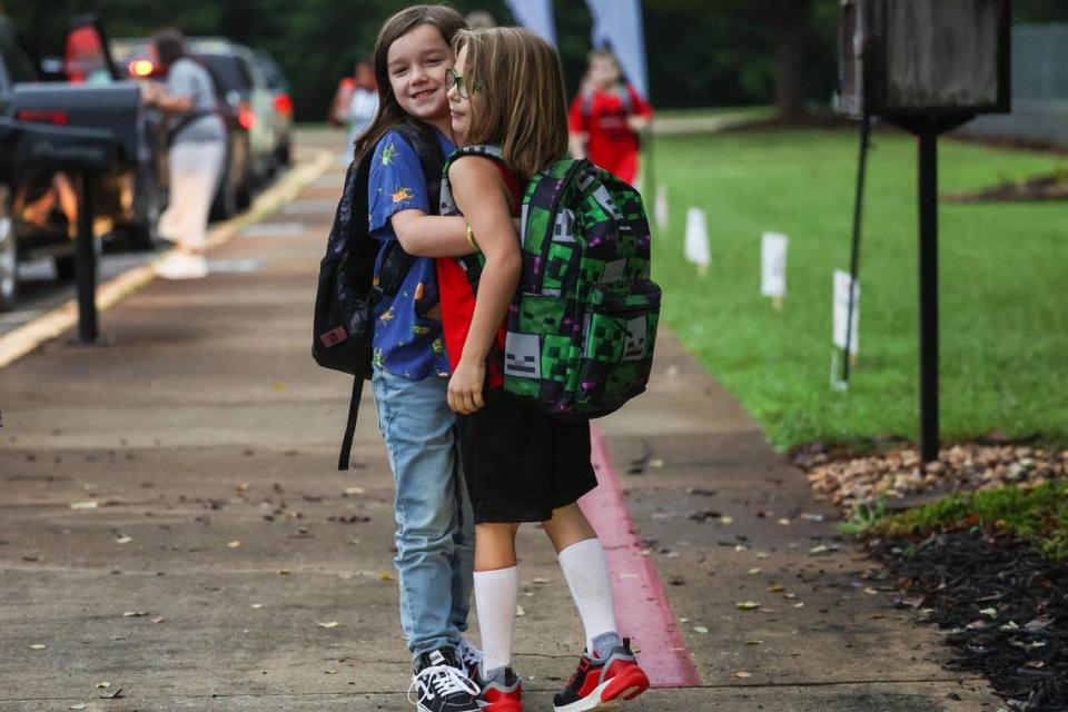 Friends hug each other as they arrive for the frist day of school at Waxhaw Elementary School on Monday, August 28, 2023. Melissa Melvin-Rodriguez/mrodriguez@charlotteobserver.com