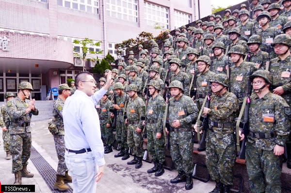 謝國樑市長慰問教召後備軍人，感謝大家保家衛國接受訓練。<br /><br />（圖：基隆市府提供）