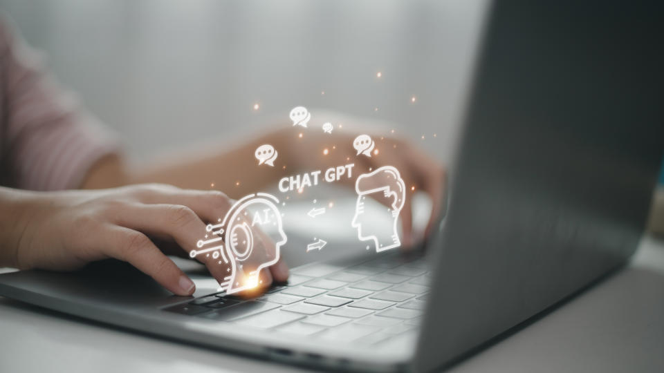 Chatbot Chat con IA, Inteligencia Artificial. Una persona que usa tecnología robot inteligente AI, inteligencia artificial al ingresar el símbolo del sistema para generar algo, transformación de tecnología futurista. (Foto: Getty)