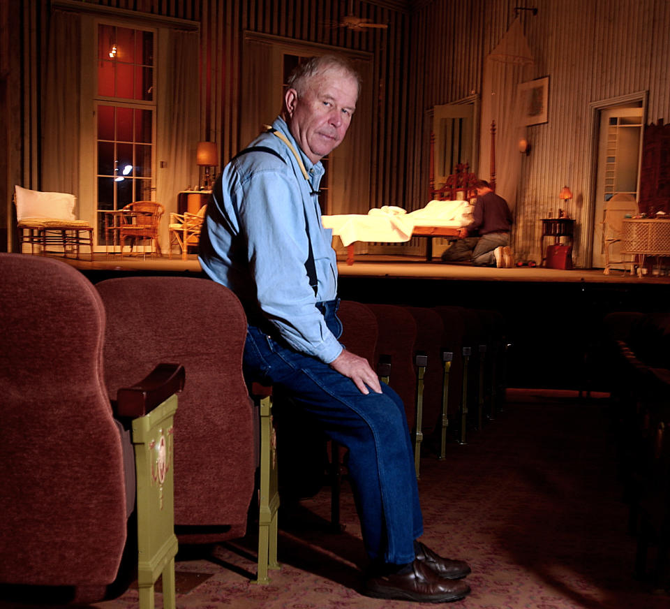 En esta imagen del 17 de octubre de 2003, el actor Ned Beatty posa en el Music Box Theatre de Nueva York, donde interpretó a Big Daddy en la producción de "Cat on a Hot Tin Roof" de Tennessee Williams. (AP Foto/Gino Domenico, archivo)