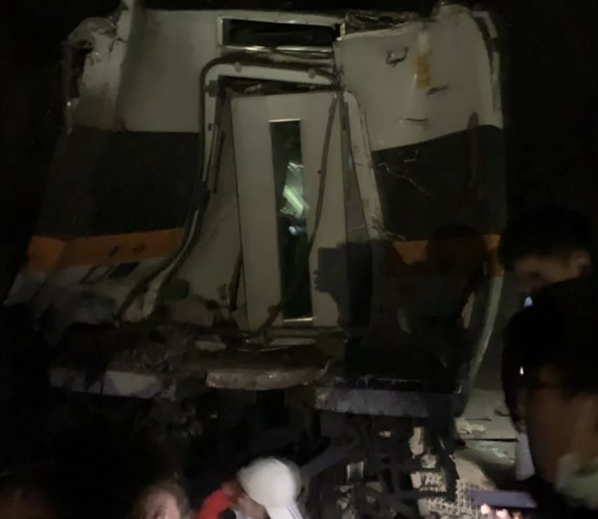 台鐵太魯閣號408車次花蓮大清水隧道遭工程車撞擊出軌，列車毀損嚴重。（台鐵提供）