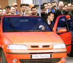 <p>El Fiat Palio fue un mini automóvil producido por el fabricante italiano de autos FIAT desde 1996 a 2018. Logró ofrecerlo en el mercado de los países industrializados a un precio muy bajo porque se producía en América del Sur, Asia y África. Aunque era un automóvil pequeño, fue muy popular por su calidad y porque el conductor y los pasajeros tenían suficiente espacio para acomodar las piernas durante los viajes.</p> <p>En la gráfica vemos a Michael Schumacher, entonces campeón mundial de Fórmula uno y piloto de Ferrari, durante una prueba de un Fiat Palio Sporting en la fábrica Tofas, en la ciudad turca de Bursa el 22 de abril de 2002. (REUTERS/Fatih Saribas FS)</p> 