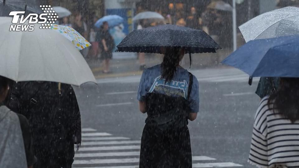 今晚至明早各地都有機會出現短暫陣雨。（示意圖／shutterstock達志影像）