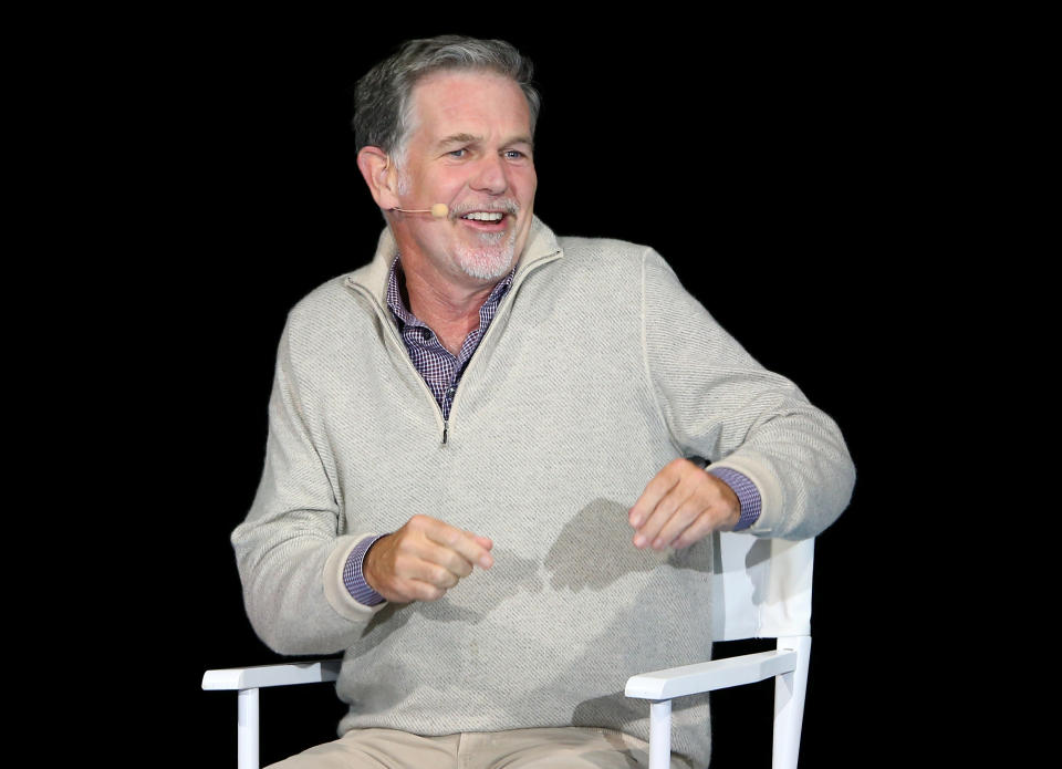 Reed Hastings សហស្ថាបនិក និងជានាយកប្រតិបត្តិក្រុមហ៊ុន Netflix ថ្លែងក្នុងរាត្រីបើកសន្និសីទ WSJD Live នៅ Laguna Beach រដ្ឋ California ថ្ងៃទី 24 ខែតុលា ឆ្នាំ 2016។ REUTERS/Mike Blake