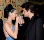 Etwas schlüpfriger waren da schon die Anschuldigungen, die Katy Perry von Nachbarn zu hören bekam. Sie und On/Off-Boyfriend John Mayer seien zu laut beim Sex, hieß es. "Sie haben sehr lauten Sex, bleiben lange auf und mögen es, die Musik aufzudrehen", zitiert das "Star"-Magazin einen Nachbarn. Na, wenn das so ist... (Bild Copyright: Getty Images for Sony Music/Larry Busacca)