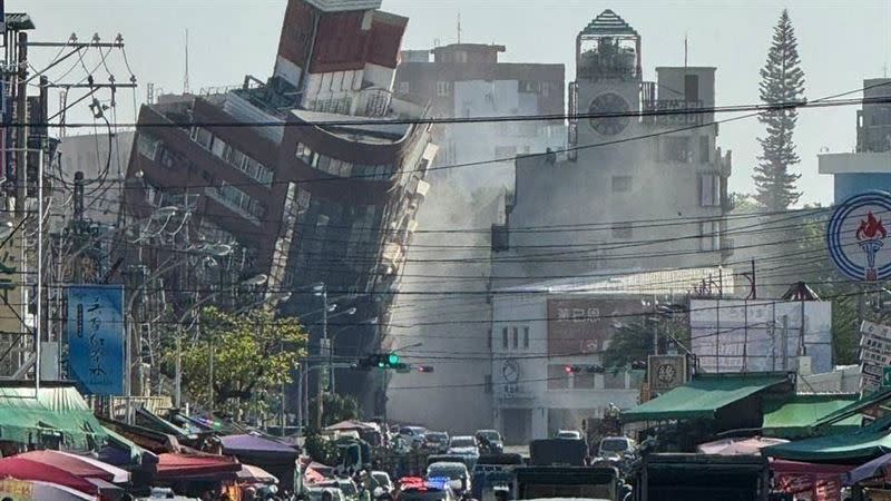 花蓮軒轅路、中山路民宅倒塌。（圖／翻攝畫面）