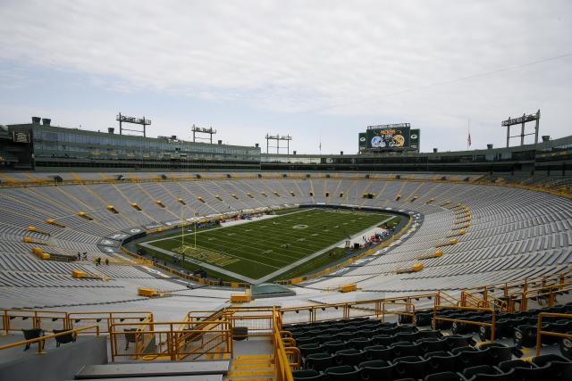 Colts warm up for Packers at Lambeau Field