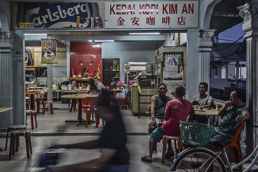 Senior citizens chat in a coffee shop in Kampung Kukup Laut in Kukup, Pontian November 3, 2019. — Picture by Shafwan Zaidon