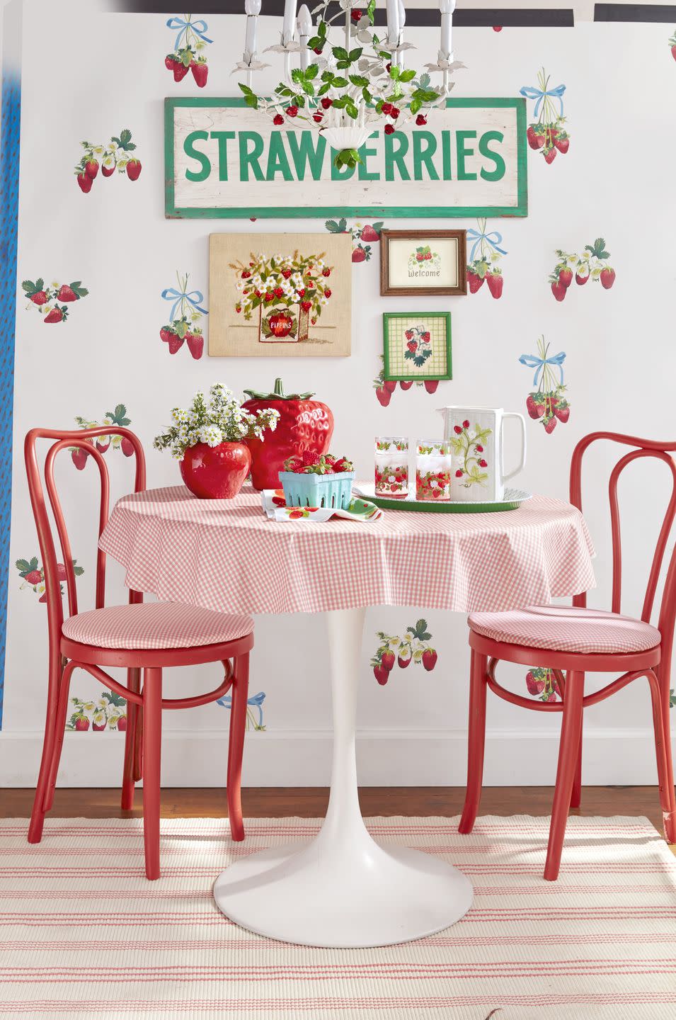 vintage-style strawberry kitchen wallpaper