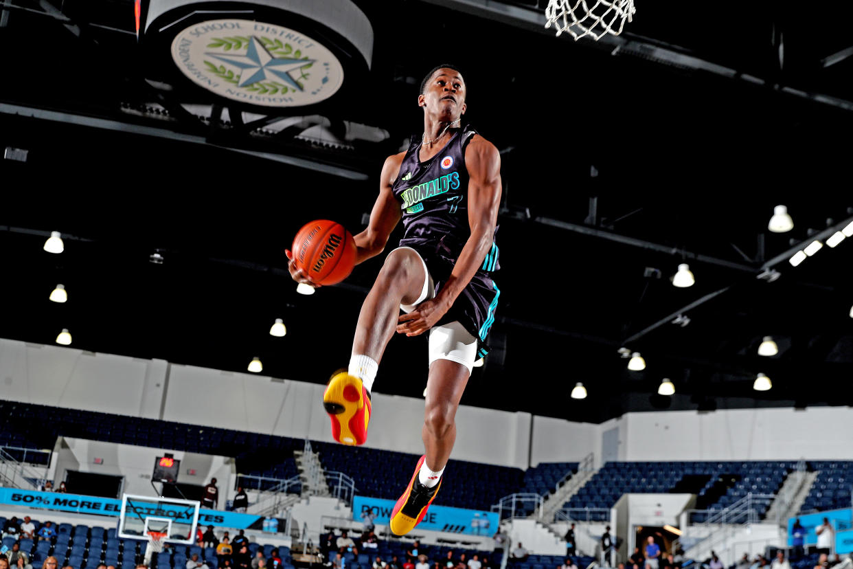 HOUSTON, TX - APRIL 01: McDonalds High School All American guard VJ Edgecombe (7) does a  dunk during the dunk competition during the 2024 McDonalds High School All American Powerade Jamfest on April 1, 2024 at Delmar Fieldhouse in Houston, Texas.  (Photo by Brian Spurlock/Icon Sportswire via Getty Images)