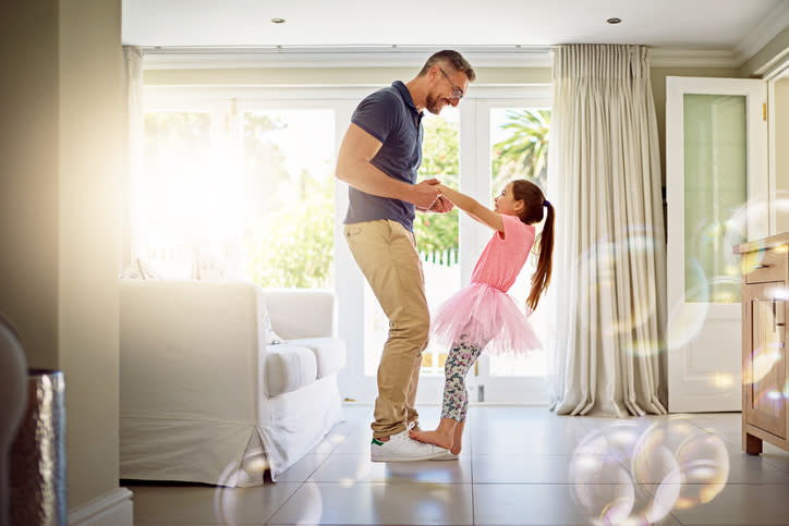 Los padres pasaron 60% más tiempo con sus hijas. Foto: Cecilie_Arcurs / Getty Images