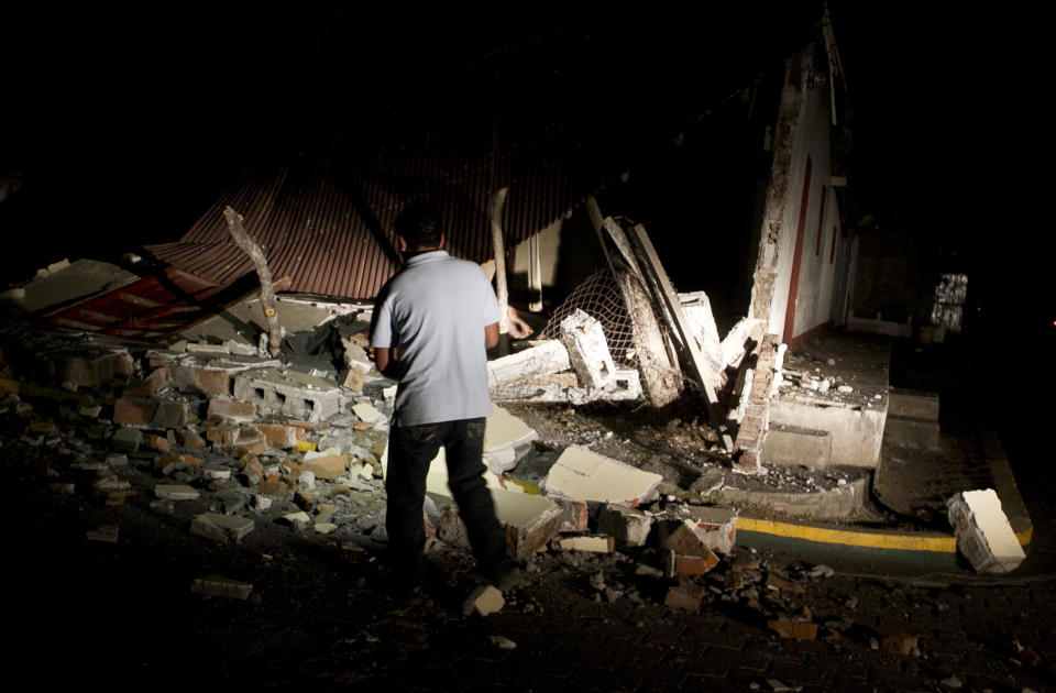 Un camarógrafo camina frente a una casa dañada por el sismo que azotó la localidad de Nagarote, en Nicaragua, el jueves 10 de abril de 2014. El temblor de magnitud 6,1 dañó decenas de viviendas y dejó un muerto y más de 200 heridos. El presidente Daniel Ortega decretó el alerta roja en todo el país tras las continuas réplicas que siguieron al sismo. (AP Foto/Esteban Félix)