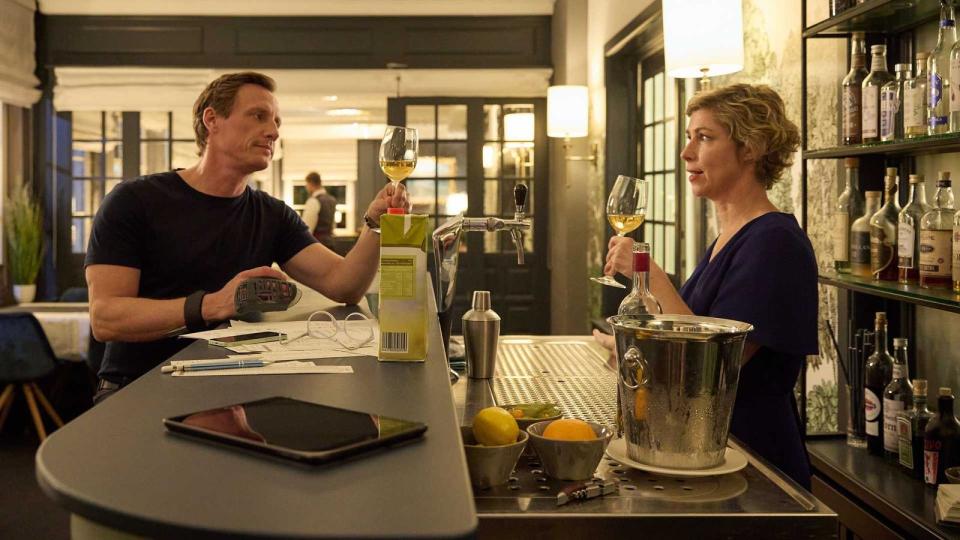 Während seine Filmfigur Dr. Nice sich gern mit einem guten Wein für Gefälligkeiten bezahlen lässt, mag Patrick Kalupa (hier mit Brigitte Zeh) auch gern einen gepflegten Rum. (Bild: ZDF / Rudolf Wernicke)