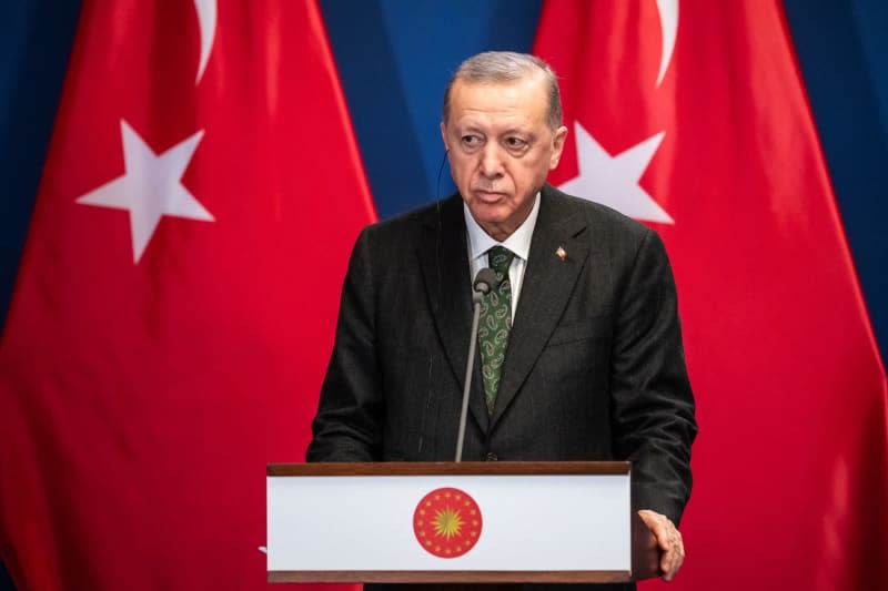 Turkish President Recep Tayyip Erdogan speaks during a press conference at the Carmelite Monastery. Marton Monus/dpa