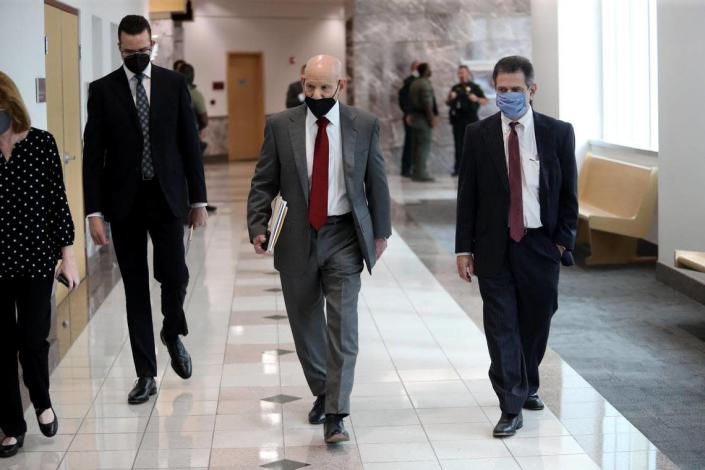 L'ancien procureur de l'État du comté de Broward, Mike Satz, au centre, entre dans la salle d'audience pour un éventuel accord de plaidoyer pour le tireur de l'école Parkland Nikolas Cruz au palais de justice du comté de Broward à Fort Lauderdale le vendredi 15 octobre 2021.