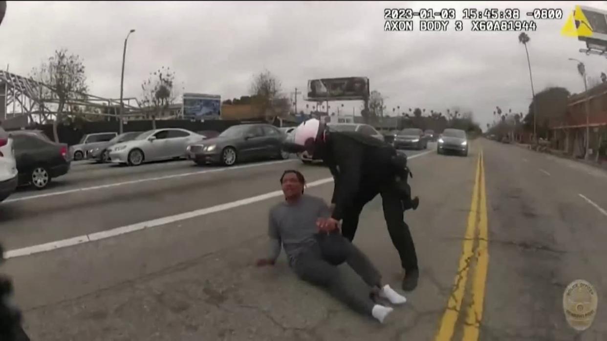 Le jeune homme lors de sa violente interpellation par un policier à Los Angeles début janvier. - Police 